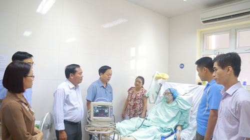 Người thầy xúc động thăm cô học trò từ chối điều trị ung thư để dành sự sống cho con